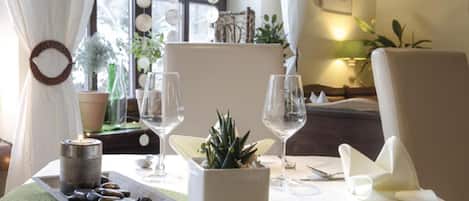 Dßner servi sur place, spécialités Cuisine régionale, vue sur le jardin