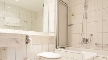 Articles de toilette gratuits, sĂšche-cheveux, serviettes fournies, savon