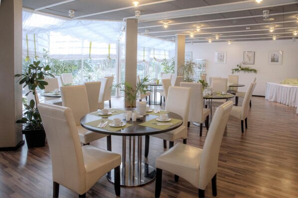 Dîner servi sur place, spécialités Cuisine régionale, vue sur le jardin