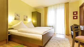 1 Schlafzimmer, hochwertige Bettwaren, Schreibtisch