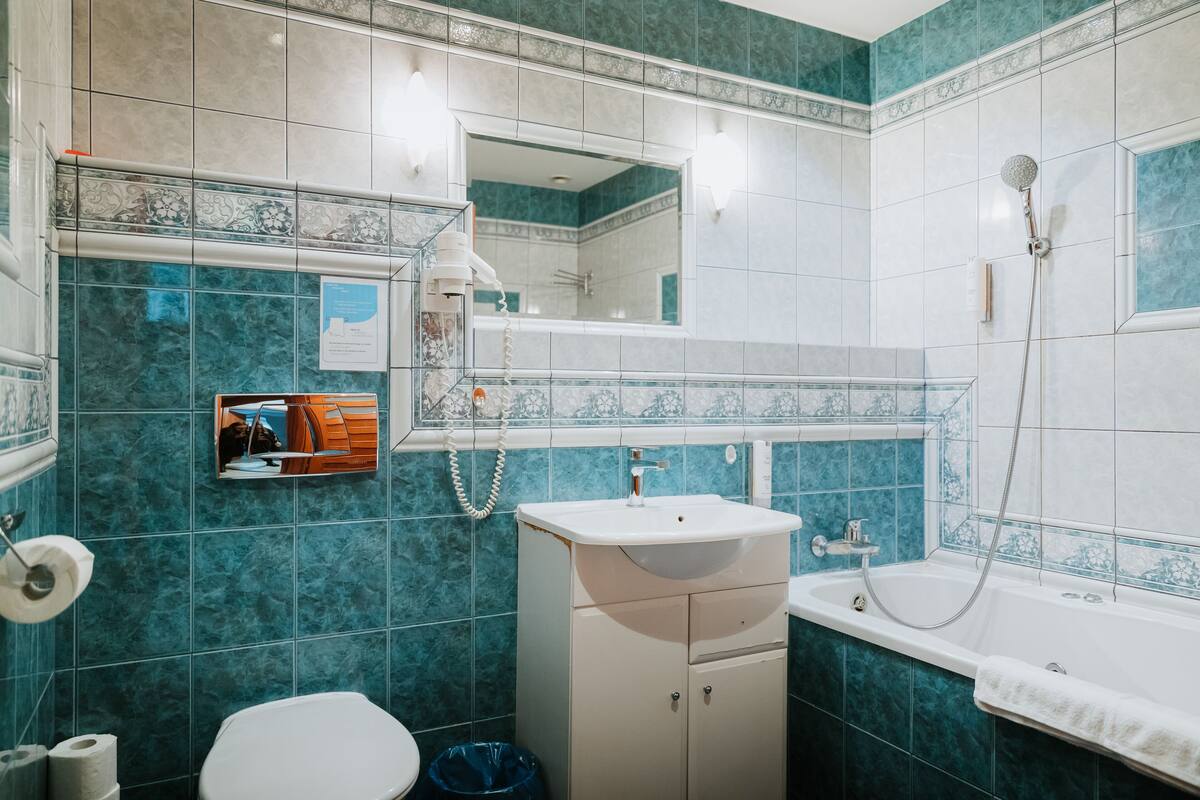 quadruple room | bathroom | shower, hair dryer, towels
