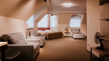 Escritorio, espacio para trabajar con laptop y wifi gratis