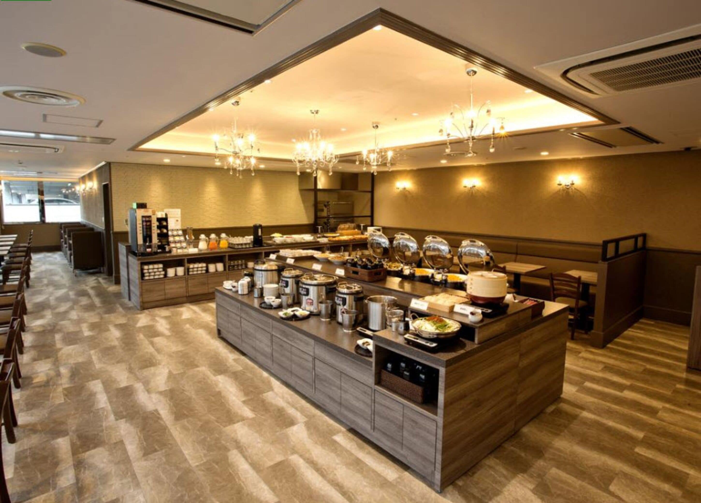 breakfast and lunch served, international cuisine