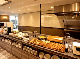 朝食、ランチに営業 (多国籍料理)