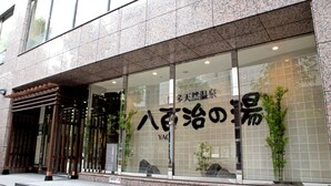 Un edificio con grandes ventanales y un letrero en japonés.