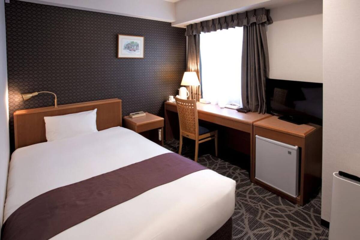 Een strijkplank/strijkijzer, gratis wifi, beddengoed