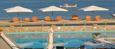 Piscine extérieure, parasols de plage, chaises longues