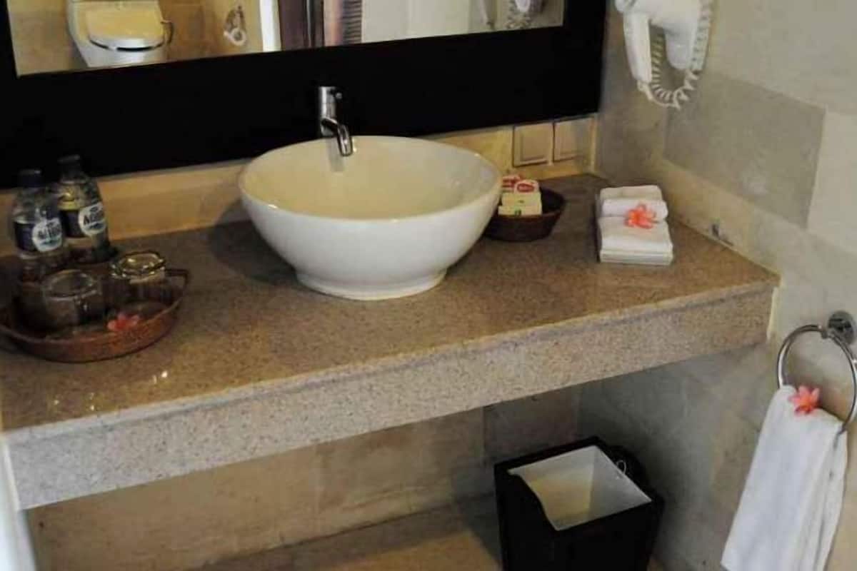 Bathroom | Free toiletries, hair dryer, bathrobes, slippers