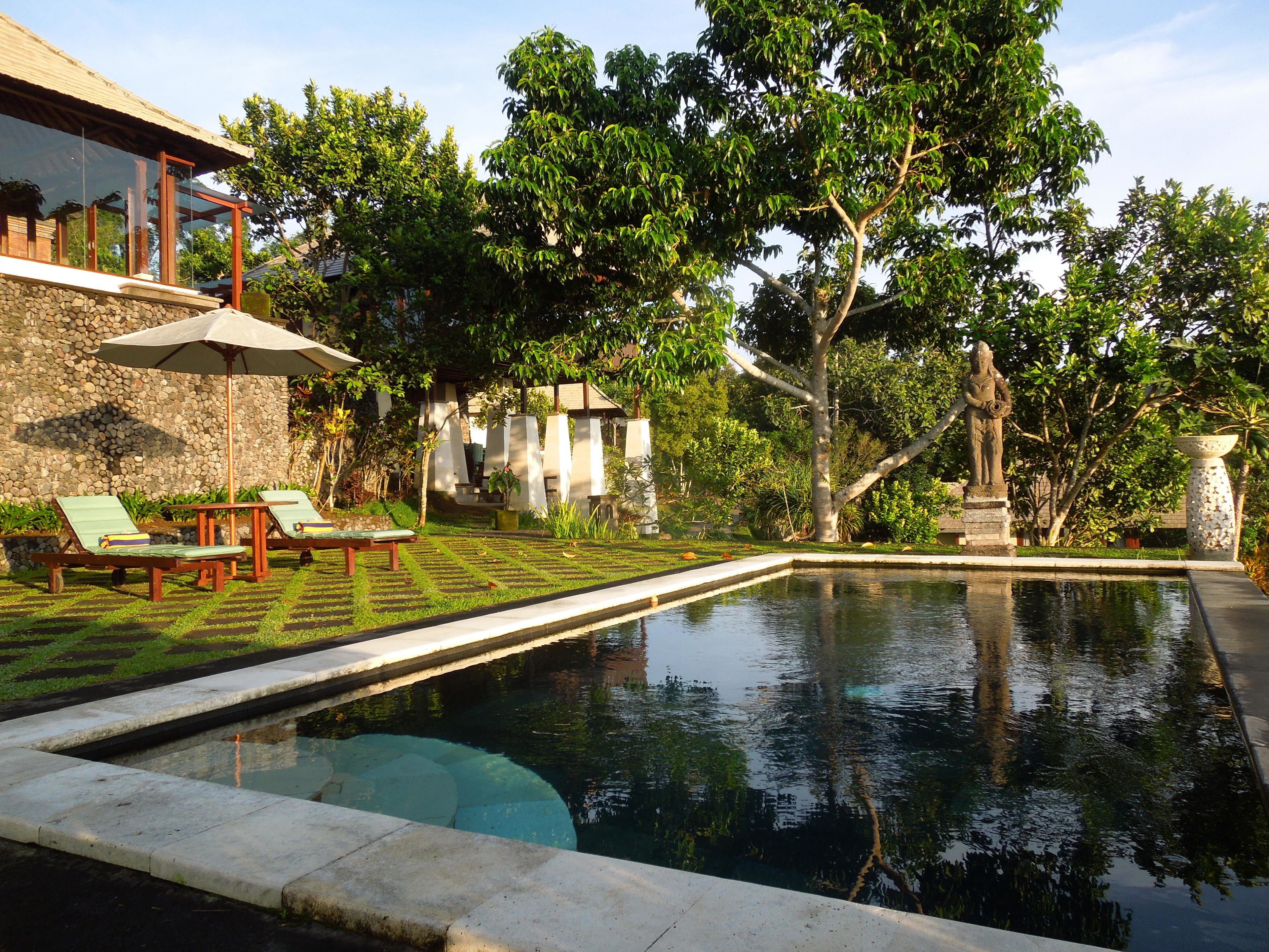 2 室外游泳池，池畔遮阳伞，日光浴躺椅