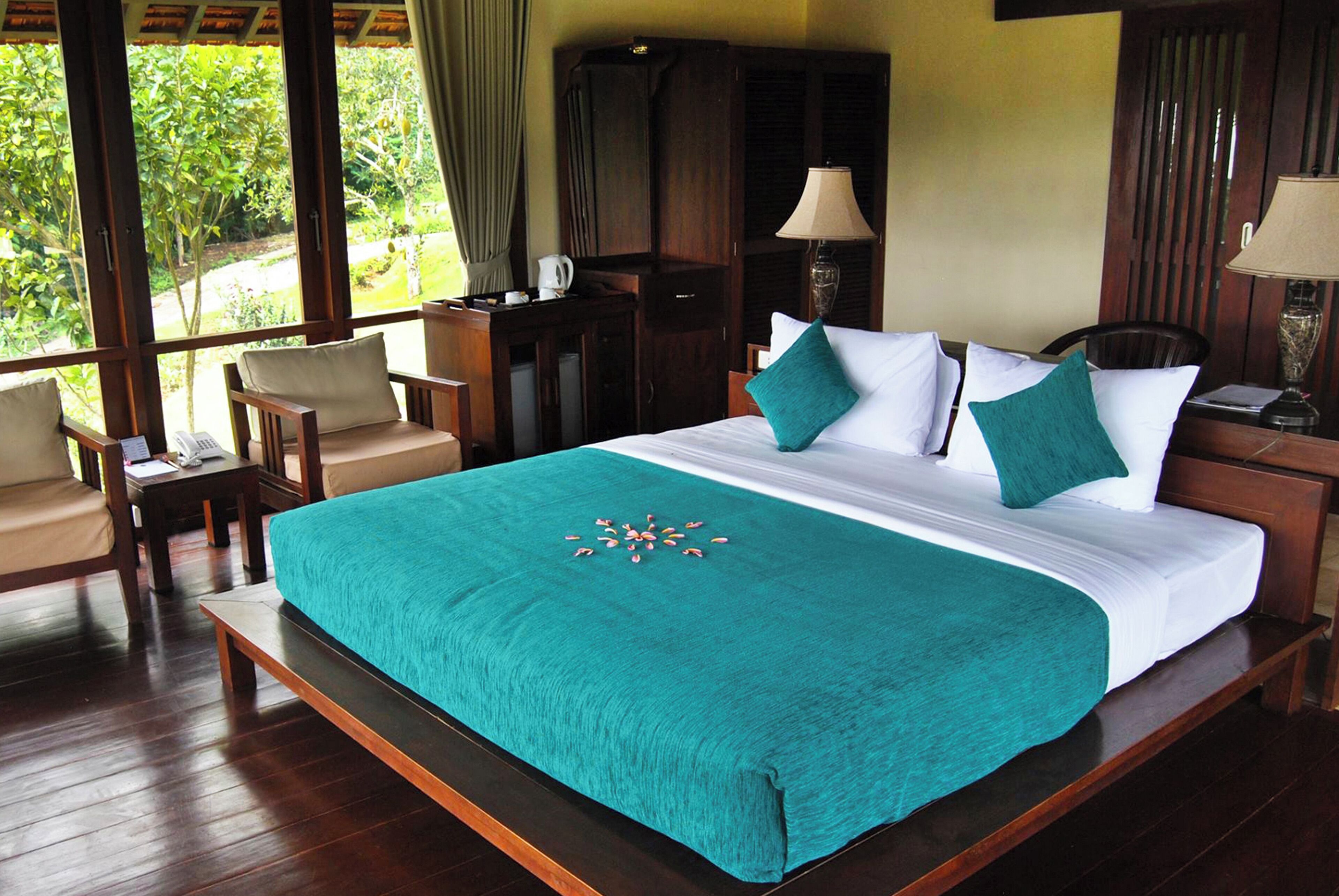 Minibar, in-room safe, desk, iron/ironing board