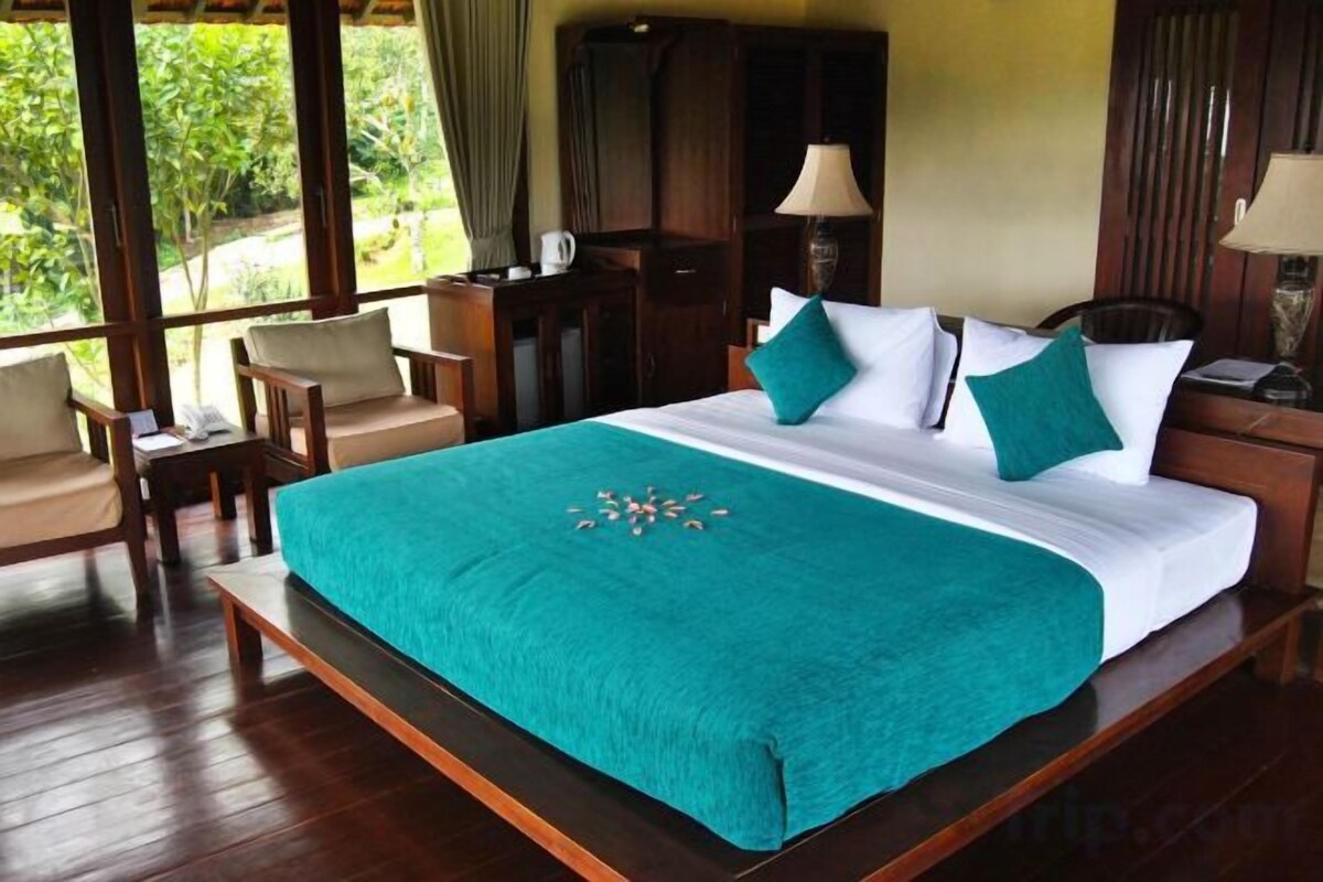 Minibar, desk, iron/ironing board (on request), free WiFi