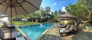 Outdoor pool, sun loungers, lifeguards on site - Aavya Cove Villas By Aahaasa (Balapitiya)