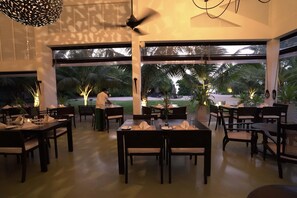 Petit déjeuner, déjeuner et dîner servis sur place, vue sur la plage