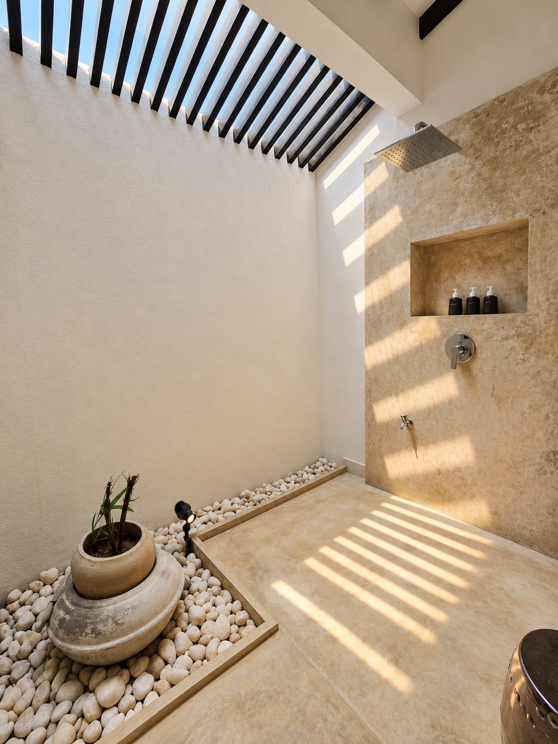 Un baño moderno con ducha de piedra, una planta en maceta y un estante con artículos de aseo.