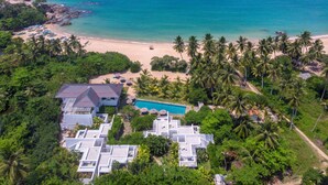 An aerial view of a resort with a swimming pool, beach, and palm trees. - Aavya Cove Villas By Aahaasa (Balapitiya)