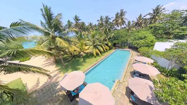 Outdoor pool, sun loungers, lifeguards on site - Aavya Cove Villas By Aahaasa (Balapitiya)