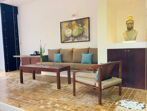 Breakfast, lunch, dinner served; seafood, beach views 