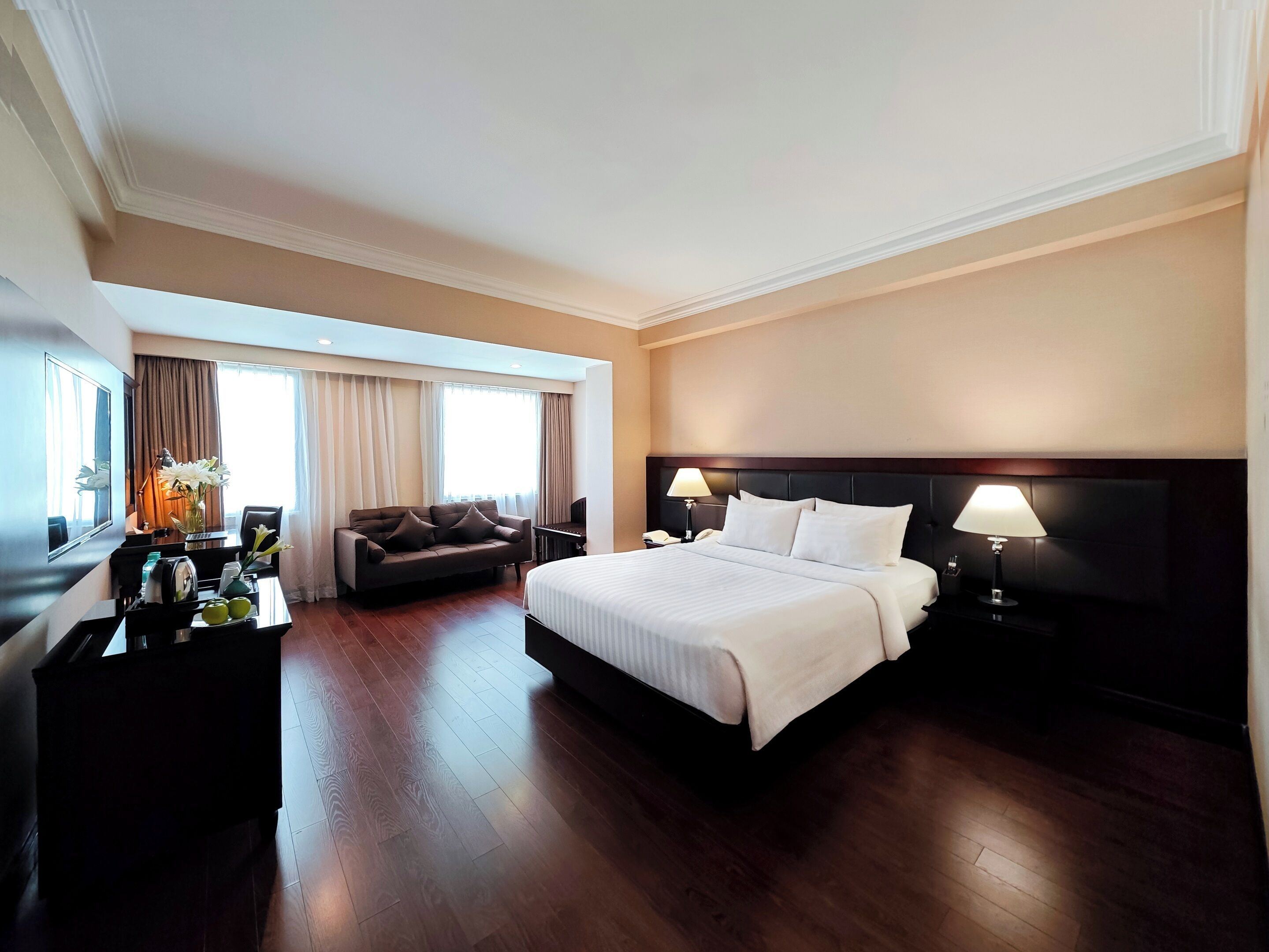 Rom – executive, byutsikt | Minibar, safe på rommet, skrivebord og blendingsgardiner