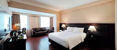 Rom – executive, byutsikt | Minibar, safe på rommet, skrivebord og blendingsgardiner