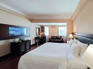 Habitación ejecutiva, vista a la ciudad | Minibar, caja de seguridad en la habitación y escritorio