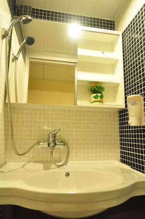 Suihku, ilmaiset hygieniatuotteet, hiustenkuivaaja, pyyhkeet