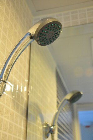 Twin Room | Bathroom shower - Lyton House (Kowloon)