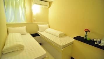 Escritorio, tabla de planchar con plancha y wifi gratis