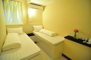 Twin Room | Desk, iron/ironing board, free WiFi - Lyton House (Kowloon)