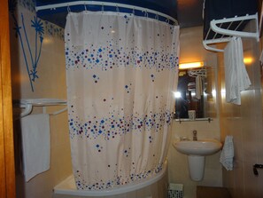 Deluxe Apartment | Bathroom | Free toiletries, hair dryer, towels - Leyna Vacancy Homes (Casablanca)