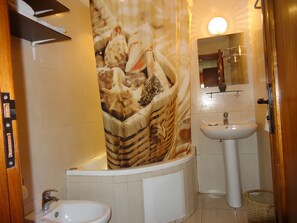 Traditional-Suite | Badezimmer | Kostenlose Toilettenartikel, Haartrockner, Handtücher