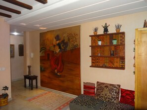 Apartamento Confort | Sala de estar | Una televisión de pantalla plana, un reproductor de DVD