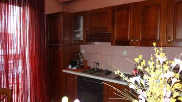 Grand réfrigérateur, four, plaque de cuisson, cafetiÚre/bouilloire