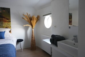 Shower, towels, shampoo, toilet paper - Hotel Restaurant Brasserie Ahoi, Kortrijk (Kortrijk)