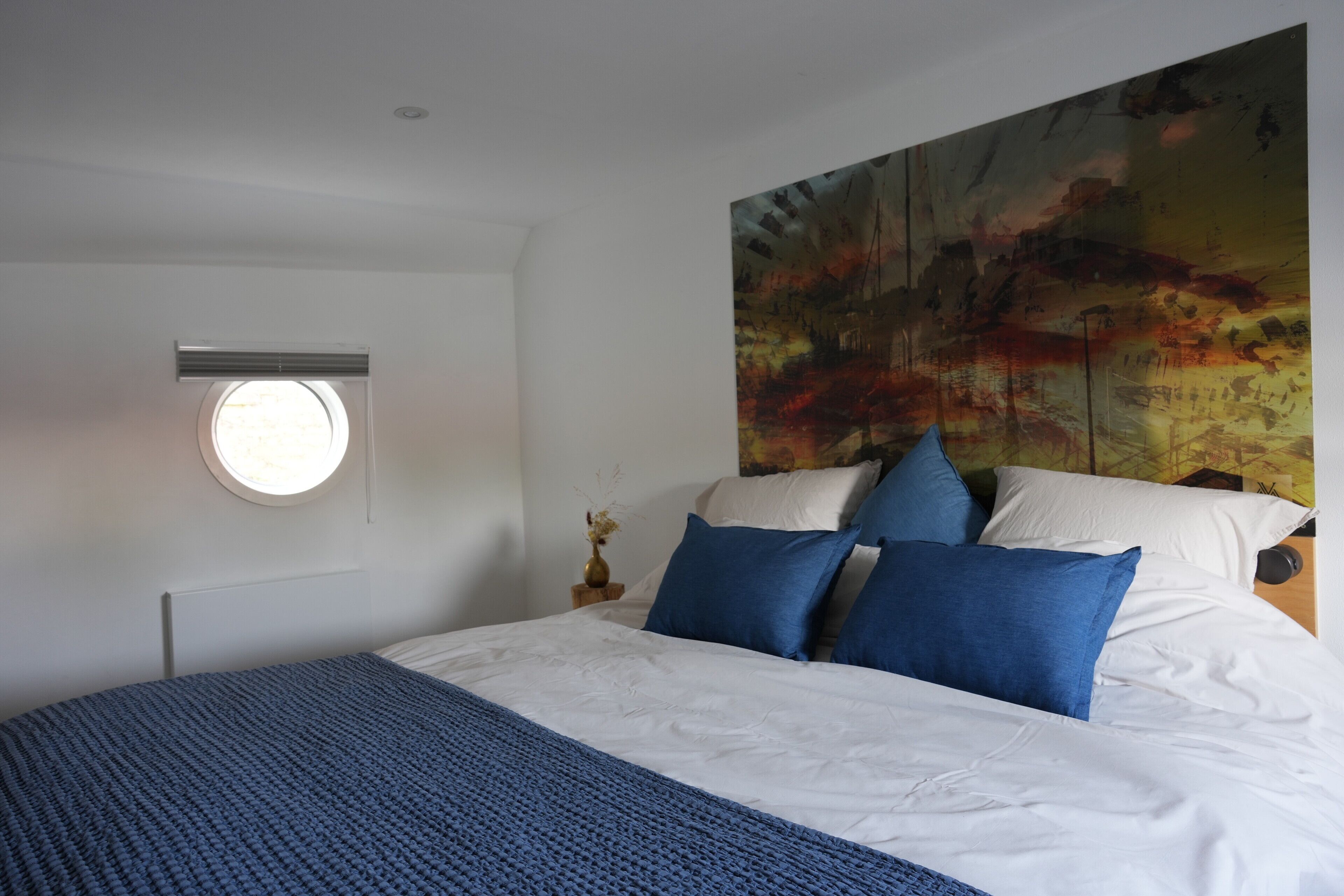 blackout curtains, free wifi, bed sheets