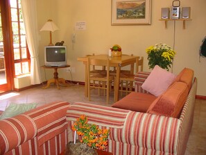 QUEEN 1 B/R , queen bed , shower, stove | Living area