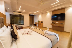 Grandeur Luxury with Couple Jacuzzi Bathtub
