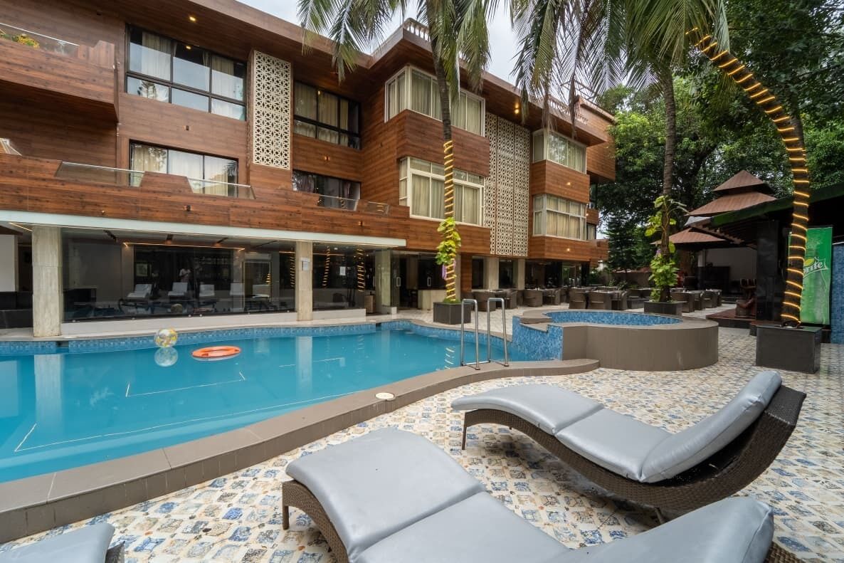 Outdoor pool, pool loungers