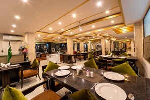 2 restaurantes, se sirven desayunos, comidas y cocina internacional