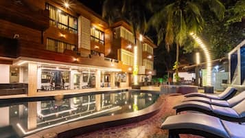 Piscine extérieure, chaises longues