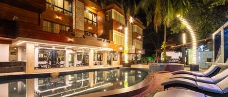 Outdoor pool, sun loungers