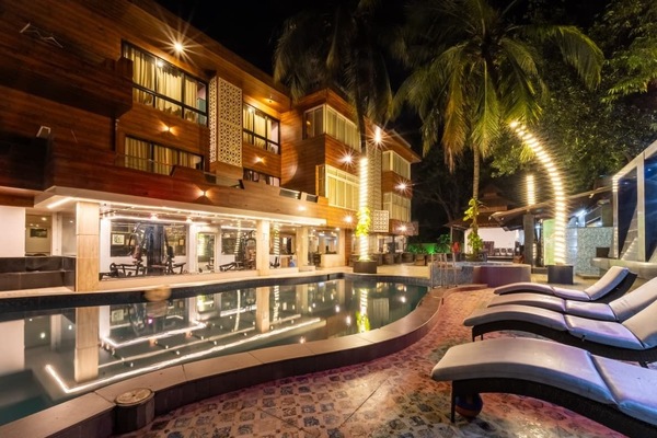 2 outdoor pools, open 8:00 AM to 7:00 PM, sun loungers
