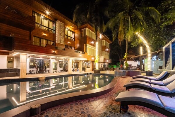 Outdoor pool, pool loungers