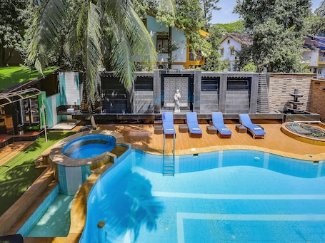 Outdoor pool, sun loungers