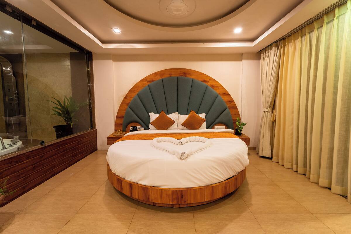 Grandeur Maharaja with Couple Jacuzzi Bathtub | Premium bedding, minibar, in-room safe, desk