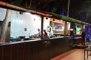 2 restaurants, breakfast, lunch, dinner served; international cuisine