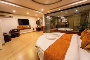 Kamar Royal | Seprai premium, minibar, brankas, dan meja kerja