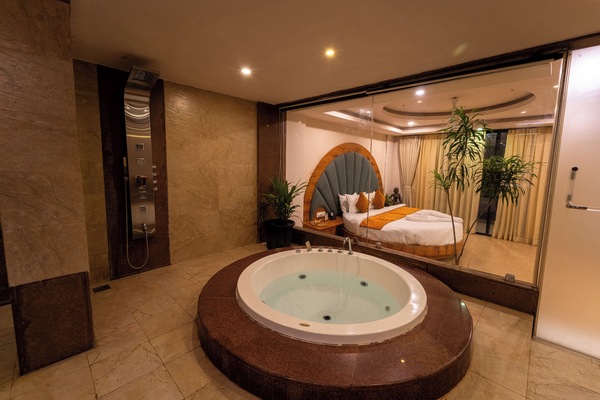 Grandeur Maharaja with Couple Jacuzzi Bathtub | Bathroom | Hydromassage showerhead, free toiletries, hair dryer, slippers