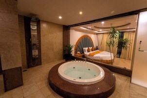 Grandeur Maharaja with Couple Jacuzzi Bathtub | Bathroom | Combined shower/tub, hydromassage showerhead, free toiletries