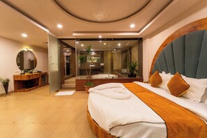 Habitació reial | Roba de llit d'alta qualitat, minibar i caixa forta a l'habitació 