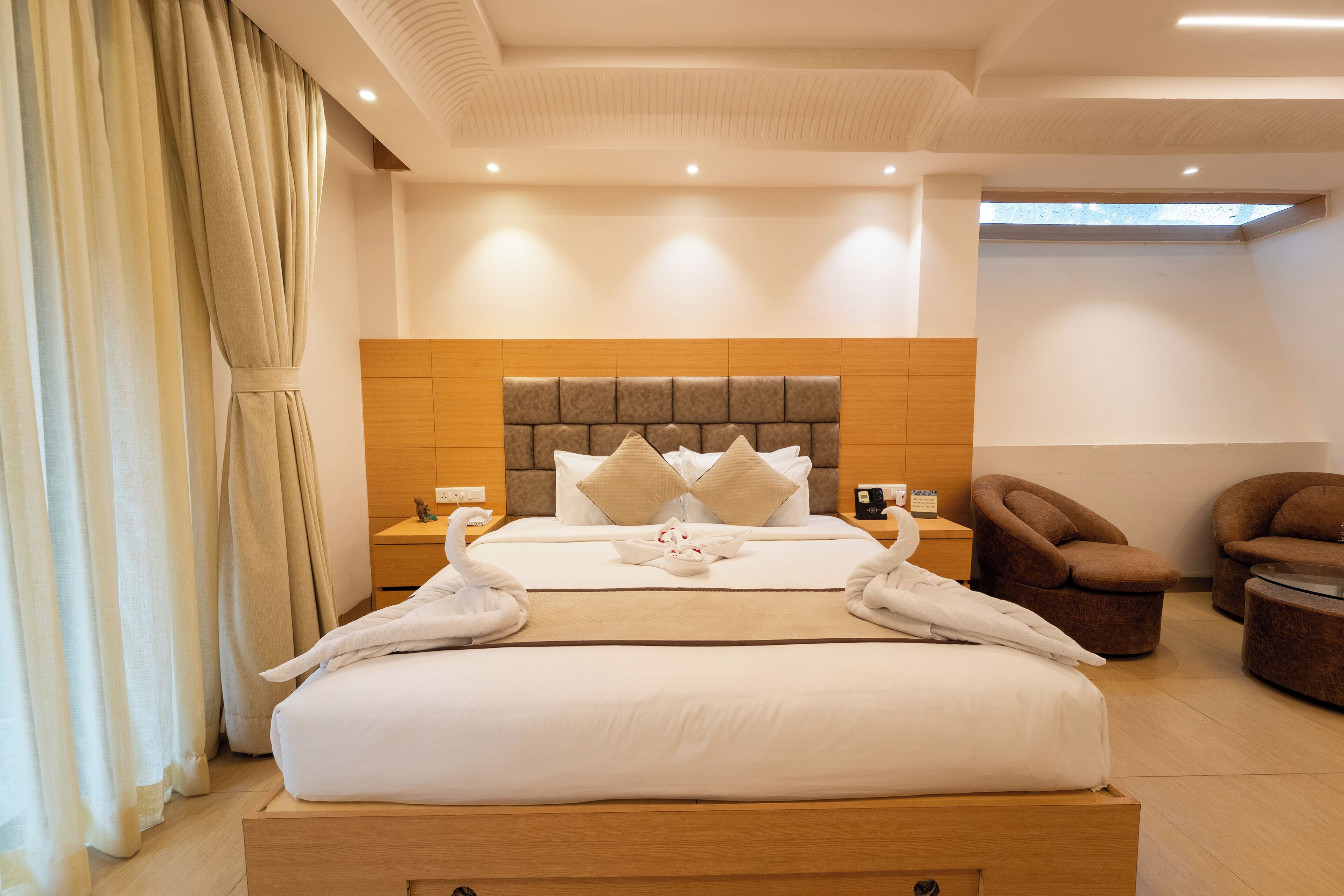 Kamar Mewah | Seprai premium, minibar, brankas, dan meja kerja